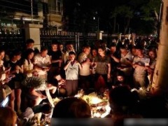 上海世外小学发生随机砍人事件   上海人深夜悼念落泪“为何这样对小孩”