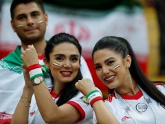 伊朗女球迷拋开头巾照引发热烈讨论  奋力替自己的国家队加油