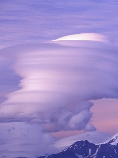 那些形状奇特的飞碟状山顶云朵 形成后静止不动